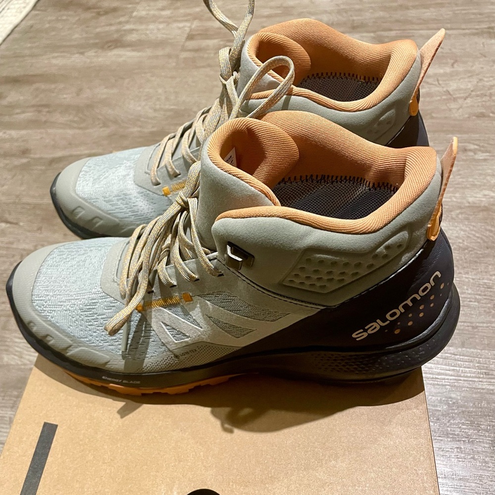 OUTpulse Mid GORE-TEX Hiking Boots - Women's NWT